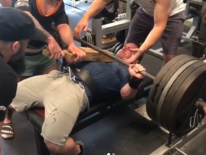 The art of touching in a bench shirt