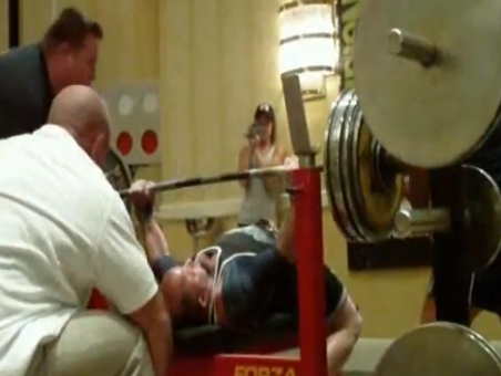 How to add weight to your bench and not get hurt (w/example program)