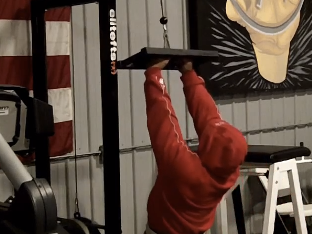Swiss Bar Lat Pull Down