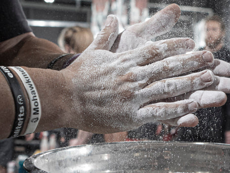 chalk-hands-to-get-strong-and-jacked
