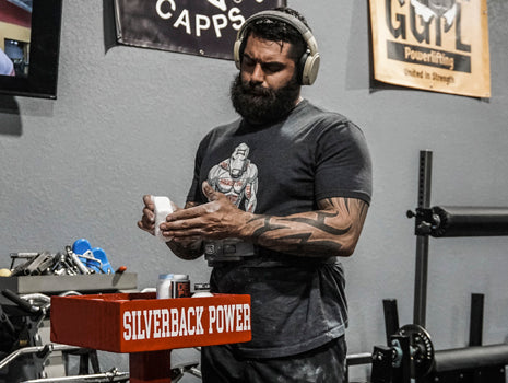 chalking hands before lift