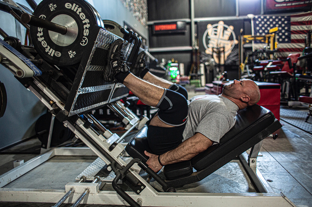 picture of POWERLIFTER USING 7MM ELITEFTS PR KNEE SLEEVES