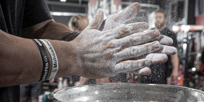 chalk-hands-to-get-strong-and-jacked