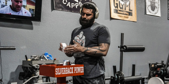 chalking hands before lift