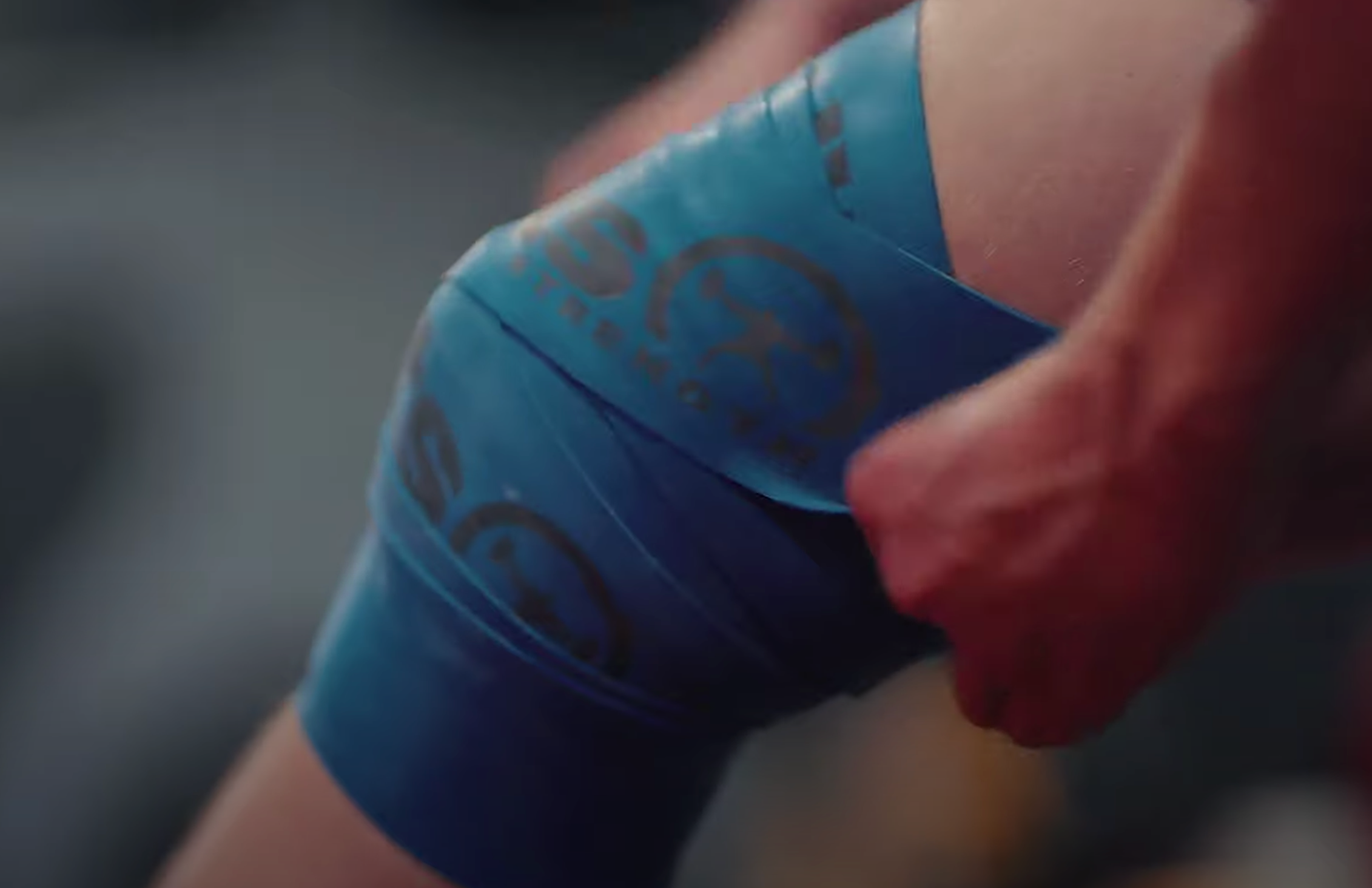 picture of using compression floss on the knee