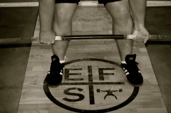 A Peaking Cycle for a Raw Stalling Deadlift